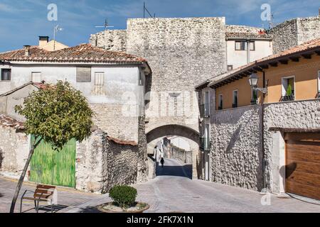 Arco di San Martin e strada nella città medievale di Cuellar, provincia di Segovia, Spagna Foto Stock