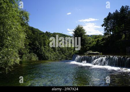 Vista panoramica della cascata di Pliva a Jajce, Bosnia-Erzegovina Foto Stock