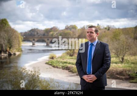 Il leader conservatore scozzese Douglas Ross durante una visita a Henderson Park a Coldstream, al confine tra Scozia e Inghilterra, durante la campagna elettorale per le elezioni parlamentari scozzesi. Data immagine: Giovedì 29 aprile 2021. Foto Stock