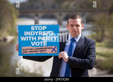 Il leader conservatore scozzese Douglas Ross durante una visita a Henderson Park a Coldstream, al confine tra Scozia e Inghilterra, durante la campagna elettorale per le elezioni parlamentari scozzesi. Data immagine: Giovedì 29 aprile 2021. Foto Stock