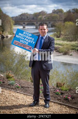 Il leader conservatore scozzese Douglas Ross durante una visita a Henderson Park a Coldstream, al confine tra Scozia e Inghilterra, durante la campagna elettorale per le elezioni parlamentari scozzesi. Data immagine: Giovedì 29 aprile 2021. Foto Stock