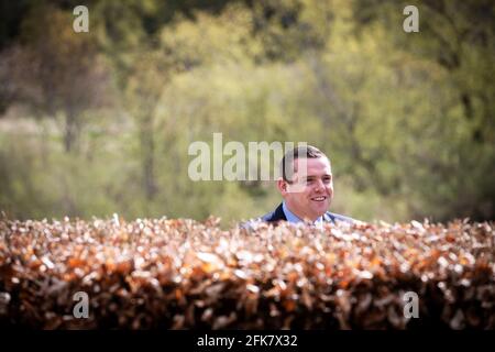 Il leader conservatore scozzese Douglas Ross durante una visita a Henderson Park a Coldstream, al confine tra Scozia e Inghilterra, durante la campagna elettorale per le elezioni parlamentari scozzesi. Data immagine: Giovedì 29 aprile 2021. Foto Stock