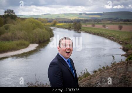 Il leader conservatore scozzese Douglas Ross durante una visita a Henderson Park a Coldstream, al confine tra Scozia e Inghilterra, durante la campagna elettorale per le elezioni parlamentari scozzesi. Data immagine: Giovedì 29 aprile 2021. Foto Stock