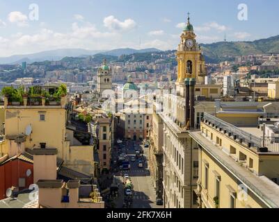 Genova, liguria, Italy. Visualizza in basso attraverso Porta Soprana. Strada tipica. Foto Stock