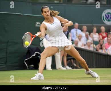 WIMBLEDON 2009 7° GIORNO. 29/6/09. DAINARA SAFINA V AMELIE MAURESMO 1° MATCH CON TETTO CHIUSO. IMMAGINE DAVID ASHDOWN Foto Stock