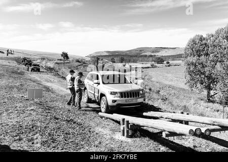 HARRISMITH, SUD AFRICA - 13 marzo 2021: Harrismith, Sud Africa - 02 2015 ottobre: Addestramento di un conducente di ostacoli 4x4 al Camp Jeep nel Drakensberg Foto Stock