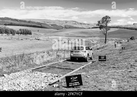 HARRISMITH, SUD AFRICA - 13 marzo 2021: Harrismith, Sud Africa - 02 2015 ottobre: Addestramento di un conducente di ostacoli 4x4 al Camp Jeep nel Drakensberg Foto Stock