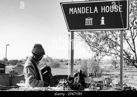 JOHANNESBURG, SUDAFRICA - 13 marzo 2021: Johannesburg, Sudafrica, 12 luglio 2009, Old Lady che vende curios africani in vendita al di fuori di Nelson Mandela Foto Stock