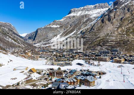 Splendida vista sulla catena montuosa delle Alpi e una piccola località sciistica, val isere situato ai piedi delle alpi. Foto Stock