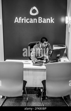 JOHANNESBURG, SUDAFRICA - 13 marzo 2021: Johannesburg, Sudafrica - 16 2012 luglio: Interno di una moderna Banca Africana Foto Stock