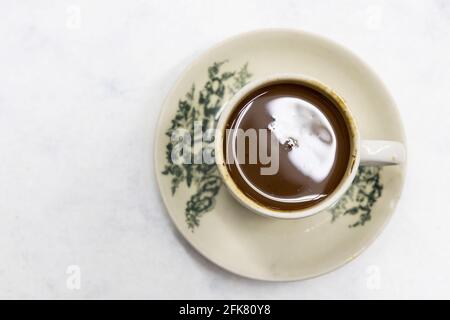 Vista dall'alto su una classica tazza di caffè retrò al kopitiam o alla vecchia caffetteria Foto Stock