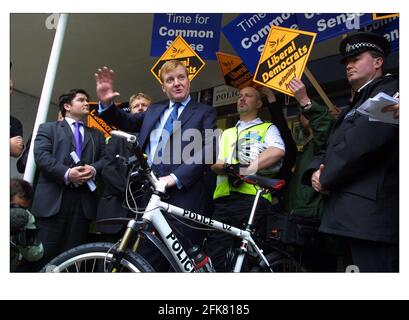 Charles Kenedy Giugno 2001 visita la Fawcett St. Police Station a Sheffield come parte della sua campagna elettorale nel 2001 liberal democratici Foto Stock