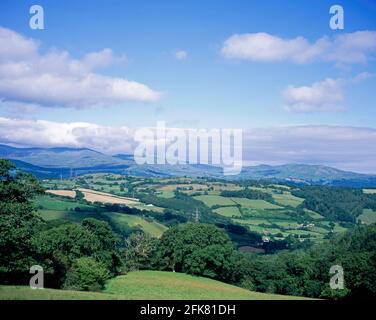 Nuvola passando sopra Moel Siabod le montagne lungo la vale Di Conwy Snowdonia in una mattina estiva vicino al villaggio Di Eglwysbach Conwy Galles del Nord Foto Stock