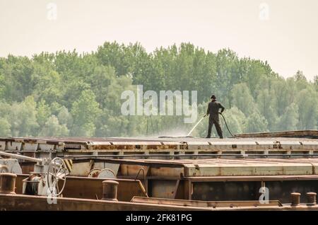 01. 05. 2017. Fiume Danubio - Serbia, Novi Sad, Petrovaradin. Un lavoratore che lava una piattaforma di petroliera sul Danubio. Foto Stock