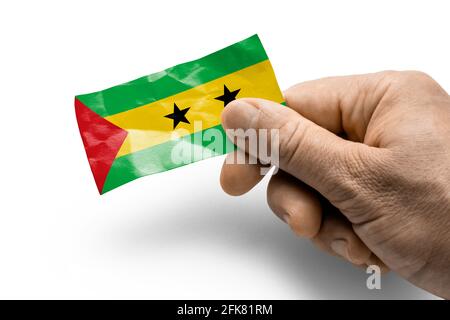 Mano che tiene una carta con una bandiera nazionale il Sao Tomé e Principe Foto Stock