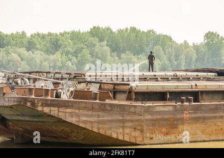 01. 05. 2017. Fiume Danubio - Serbia, Novi Sad, Petrovaradin. Un lavoratore che lava una piattaforma di petroliera sul Danubio. Foto Stock