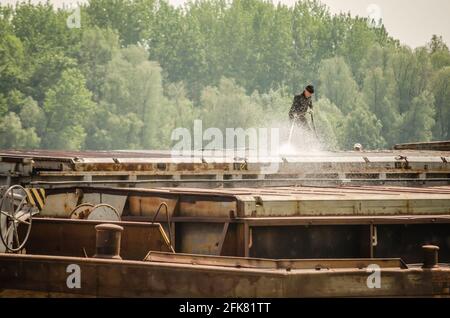 01. 05. 2017. Fiume Danubio - Serbia, Novi Sad, Petrovaradin. Un lavoratore che lava una piattaforma di petroliera sul Danubio. Foto Stock