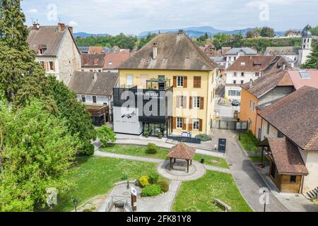 Colpo aereo del drone dell'Hotel De Ville o Municipio di una piccola città francese. Foto Stock