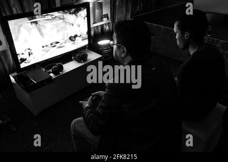 JOHANNESBURG, SUD AFRICA - 13 marzo 2021: Johannesburg, Sud Africa - 10 2013 dicembre: Giocatori all'evento di lancio di Play Station PS4 Foto Stock