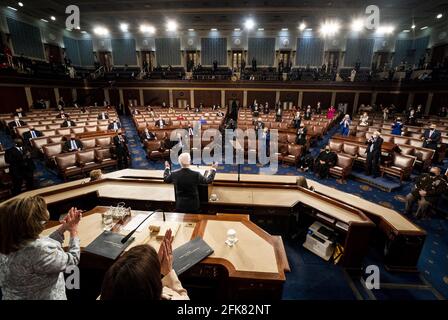 Washington, Stati Uniti. 29 Apr 2021. Il presidente Joe Biden consegna il suo primo discorso ad una sessione congiunta del Congresso due giorni prima del suo centesimo giorno in carica, al Campidoglio degli Stati Uniti a Washington DC, il mercoledì 28 aprile 2021.b Pool photo di Melina Mara/UPI Credit: UPI/Alamy Live News Foto Stock