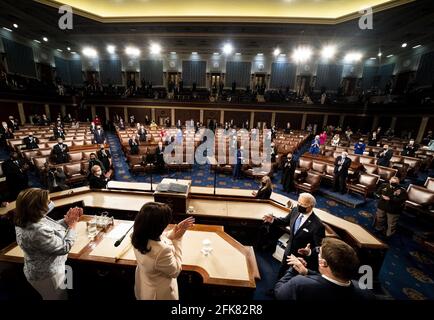 Washington, Stati Uniti. 29 Apr 2021. Il presidente Joe Biden affronta una sessione congiunta del Congresso, con il presidente della Casa Nancy Pelosi e il vice presidente Kamala Harris dietro sul canale, sulla collina del Campidoglio a Washington DC, il mercoledì 28 aprile 2021.b Pool photo di Melina Mara/UPI Credit: UPI/Alamy Live News Foto Stock