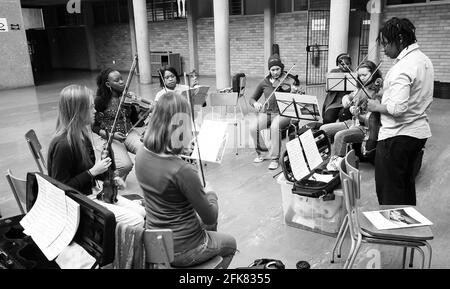 JOHANNESBURG, SUD AFRICA - 13 marzo 2021: Johannesburg, Sud Africa - 28 2010 agosto: Diversi giovani all'orchestra della scuola di musica Foto Stock