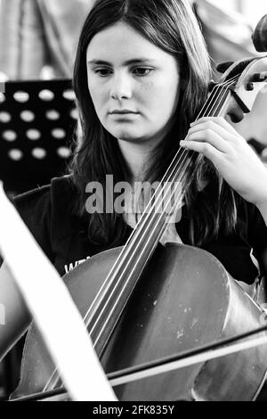 JOHANNESBURG, SUD AFRICA - 13 marzo 2021: Johannesburg, Sud Africa - 28 2010 agosto: Diversi giovani all'orchestra della scuola di musica Foto Stock