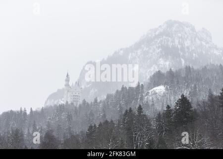 Schwangau, Germania - 27 dicembre 2014: Cima del castello di Neuschwanstein in una giornata misteriosa sulla città di Schwangau, Germania. Foto Stock