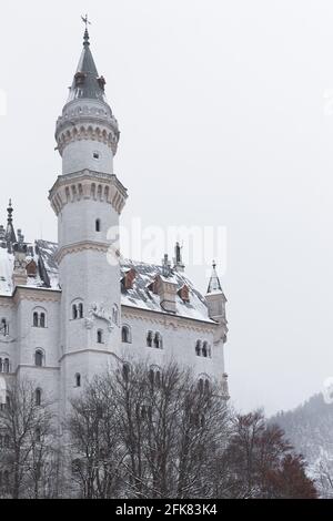 Schwangau, Germania - 27 dicembre 2014: Cima del castello di Neuschwanstein in una giornata misteriosa sulla città di Schwangau, Germania. Foto Stock