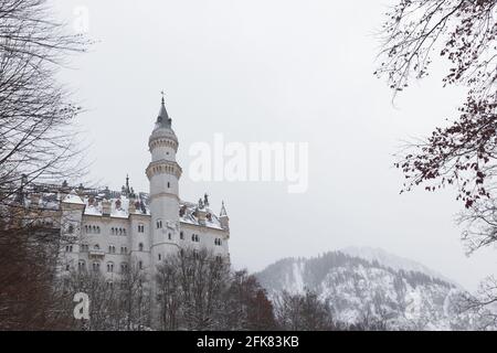 Schwangau, Germania - 27 dicembre 2014: Cima del castello di Neuschwanstein in una giornata misteriosa sulla città di Schwangau, Germania. Foto Stock