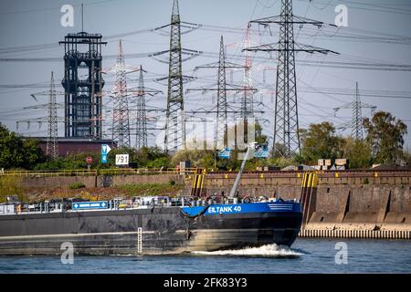 Torre tortuosa dell'ex-collery di Walsum, chiusa, linee elettriche della centrale a carbone di Walsum, nave da carico sul Reno, Duisburg, NRW, Foto Stock