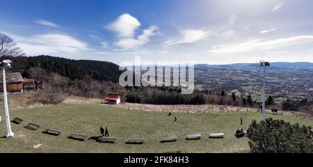 Cracovia, Polonia - 28 marzo 2021: Panorama delle montagne polacche, case tradizionali sulle zone di montagna. Foresta mista intorno. Campi prato WIT Foto Stock