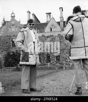 CAPTAIN CLARK GABLE e un membro della US Army Air Forces in partenza da qualche parte in Inghilterra nel 1943 scattando foto di una residenza di campagna inglese durante la seconda guerra mondiale Foto Stock