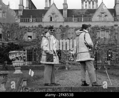 CAPTAIN CLARK GABLE e un membro della US Army Air Forces in partenza da qualche parte in Inghilterra nel 1943 scattando foto di una residenza di campagna inglese durante la seconda guerra mondiale Foto Stock