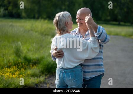 felice coppia senior hanno incontri romantici e danza al sole giorno all'aperto Foto Stock