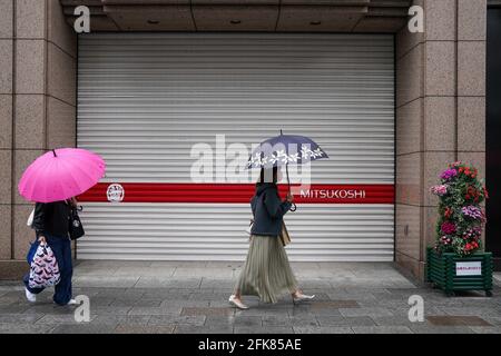 (210429) -- TOKYO, 29 aprile 2021 (Xinhua) -- UN grande magazzino è temporaneamente chiuso nel quartiere dello shopping di Ginza durante l'inizio della vacanza della settimana d'oro del Giappone a Tokyo, Giappone, 29 aprile 2021. Il governo giapponese ha imposto uno stato di emergenza fino al maggio 11 a Tokyo, Osaka, Kyoto e Hyogo, che ha lo scopo di contenere un aumento dei casi di COVID-19 durante le vacanze della settimana d'oro. (Foto di Christopher Jue/Xinhua) Foto Stock