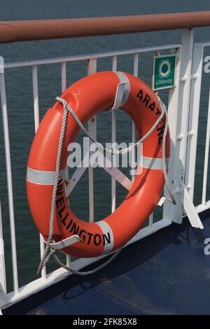 Attrezzature di sicurezza e di salvataggio assicurate sul traghetto Inter-Island nello stretto di Cook in Nuova Zelanda. Passaggio tranquillo, ma a volte si ottiene veo ruvido Foto Stock