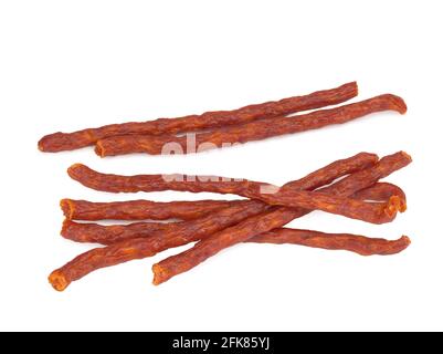 Salsicce piccanti affumicate su fondo bianco Foto Stock