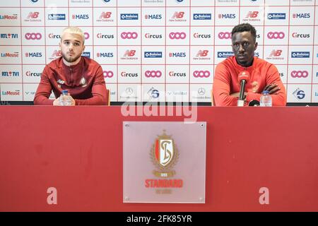 Nicolas Raskin di Standard e il capo allenatore di Standard Mbaye Leye hanno ritratto durante una conferenza stampa della squadra di calcio belga Standard de Liege, giovedì 2 Foto Stock