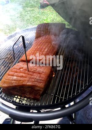 I succosi pezzi di maiale vengono tostati sulla griglia Foto Stock