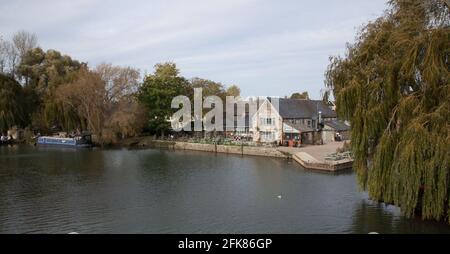 Vista lungo il Tamigi a Lechlade con il Riverside Pub nel Regno Unito, preso il 19 ottobre 2020 Foto Stock