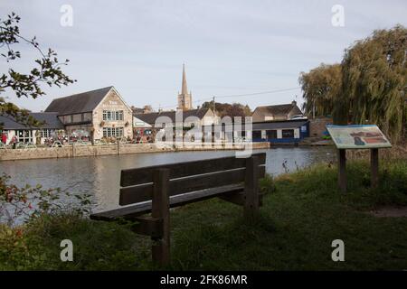 Viste lungo il Tamigi a Gloucestershire a Lechlade nel Regno Unito, prese il 19 ottobre 2020 Foto Stock