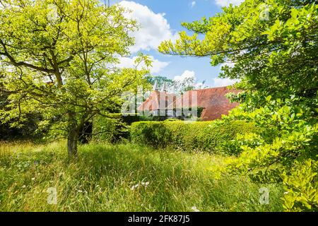 Tetti e cappelli di case di oast a Great Dixter, Northiam, East Sussex, architetto Edwin Lutyens, casa del famoso giardiniere Christopher Lloyd Foto Stock