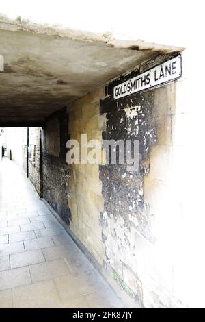 L'entrata a Goldsmiths Lane, uno dei molti vicoli stretti a Stamford, Lincolnshire. Un negozio d'epoca o un cartello da pub può essere visto dipinto sulla parete. Foto Stock