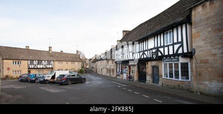 Viste delle case e delle imprese a Northleach, Gloucestershire nel Regno Unito Foto Stock