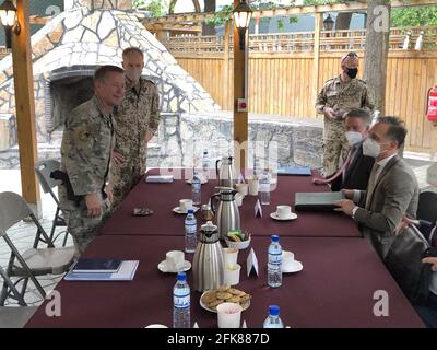 29 aprile 2021, Afghanistan, Kabul: Il ministro degli Esteri Heiko Maas (r, SPD) siede al tavolo con Austin Miller (l), il comandante della missione di sostegno risoluto della NATO (migliore qualità possibile). Maas sta visitando l'Afghanistan prima del ritiro delle truppe della NATO. L'inizio ufficiale del ritiro è il 1° maggio 2021, prima del quale il ministro degli Esteri Maas farà il punto della situazione. Sono inoltre previsti colloqui politici per un ulteriore sostegno all'Afghanistan dopo il ritiro delle truppe NATO. Foto: Michael Fischer/dpa Foto Stock