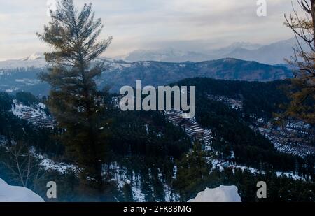 Catena montuosa dell'himalaya coperta di neve a Patnitop una città di Jammu, paesaggio invernale Foto Stock