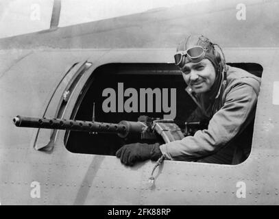 Il CAPITANO Clark dell'Aeronautica militare degli Stati Uniti, ALLA pistola a vita di una Fortezza volante, nel giugno 1943, mentre serviva con l'ottava Aeronautica militare in Inghilterra durante la seconda guerra mondiale Foto Stock
