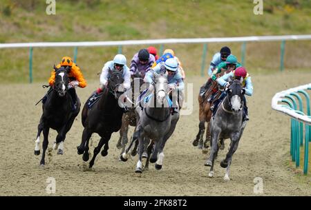 I corridori e i corridori girano l'ultima curva nel Get Hugh Taylor's Tips on attheraces.com handicap al Lingfield Park Racecourse. Data immagine: Giovedì 29 aprile 2021. Foto Stock