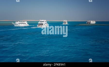 Un lussuoso yacht nel Mar Rosso contro il cielo blu dell'unico Ras Mohammed. Foto Stock